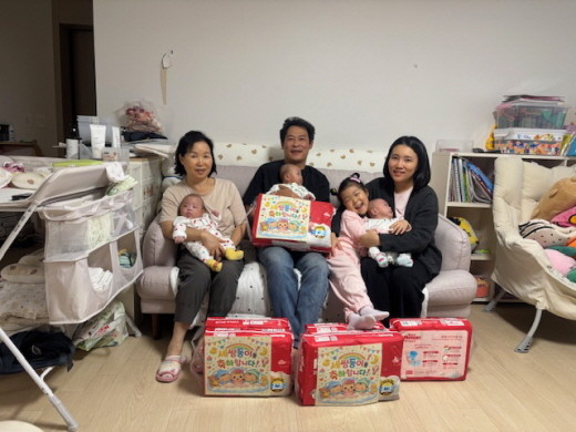 무안군 세쌍둥이 가족사진. ⓒ 무안군
