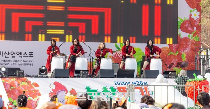 26일 '제28회 논산딸기축제'에서 퍼레이드에 참가한 댄스팀이 축하공연을 하고 있다. ⓒ 프라임경제