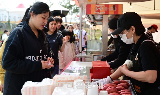 딸기를 구매하기 위한 대기행렬 모습. ⓒ 프라임경제