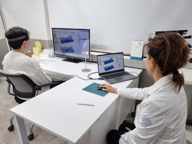 본지 홍재현 기자가 K-Brain 1100에서 뇌파 검사를 받고 있다. = 김상준 기자