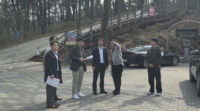 전상욱 부군수(왼쪽 네번째)가 주요 관광시설을 답사하면서 강희선 관광진흥과장(오른쪽 두번째)로부터 현황 설명을 듣고 있다. ⓒ 청양군