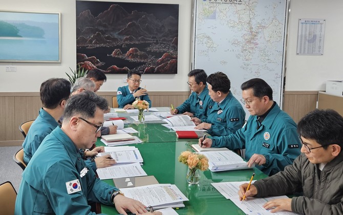 통영시가 중동전쟁 관련 비상경제대응 전담조직(TF)을 구성하해 시청 부시장실에서 관련 부서와 대책 회의를 개최하고 있다. ⓒ 통영시