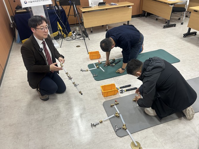 전정운 대표가 배관세척 창업 워크숍을 진행하는 모습. ⓒ 서울제대군인지원센터