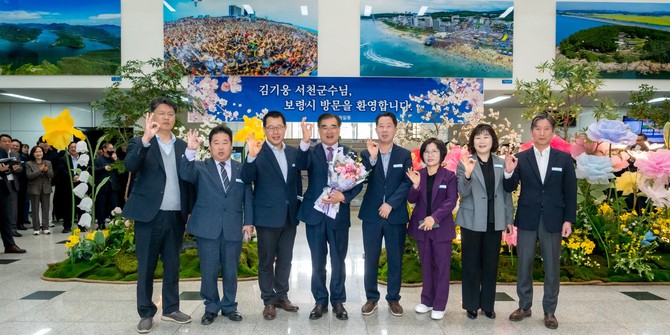 지난 30일 김기웅 군수와 김동일 보령시장이 서로의 지자체에서 하루 동안 근무하는 '1일 교환 군수·시장' 행사를 개최 후 기념촬영을 하고 있다. ⓒ 서천군