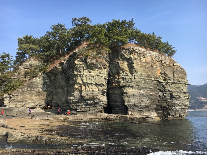 고성군이 상족암군립공원의 체계적인 보전과 지속가능한 이용을 위해 '상족암군립공원 타당성 검토, 자연자원 조사 및 보전·관리계획 수립 용역'에 착수한 상족암 전경. ⓒ 고성군