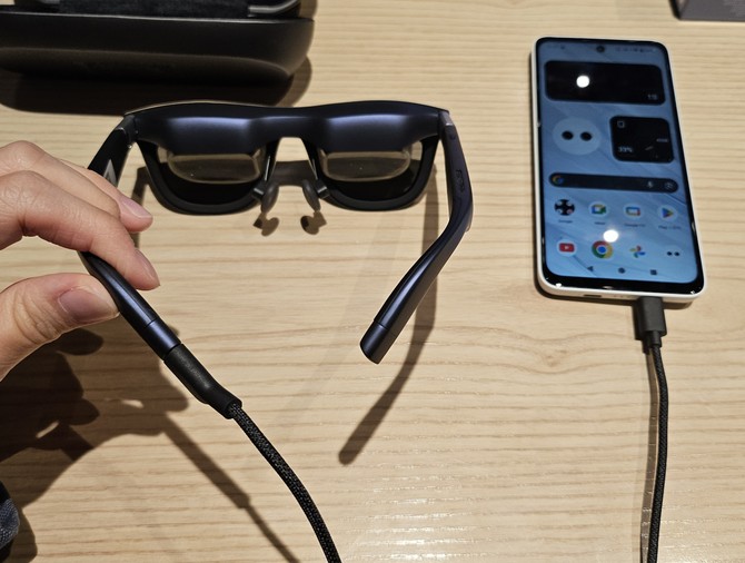 엑스리얼 빔 프로와 1S를 연결한 모습. = 박지혜 기자