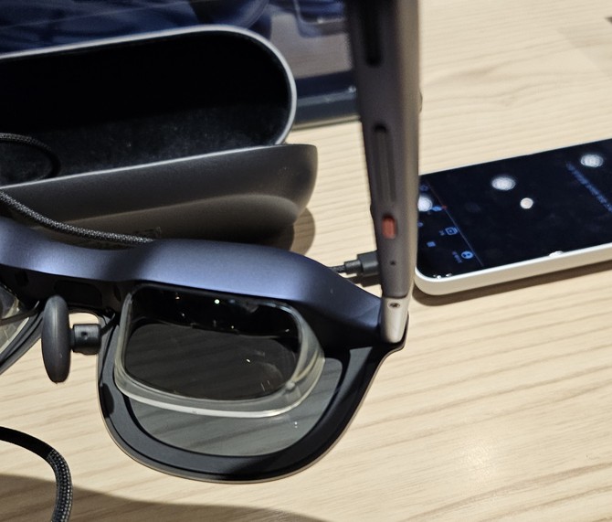 안경 다리 하단에 있는 버튼으로 조작할 수 있다. = 박지혜 기자