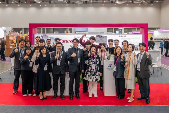 지난 1일부터 3일까지 엑스코 서관 1, 2홀에서 열린 '2026 대구국제안경전(DIOPS)' 대구보건대학교 부스에서 관계자들이 기념촬영을 하고 있다. ⓒ 대구보건대학교