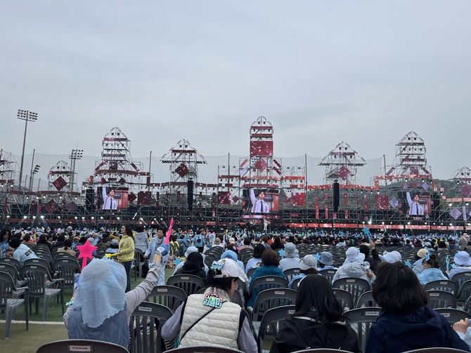 창원시가 진해군항제 문화예술 프로그램중 하나인 '체리블라썸뮤직페스티벌' 첫날의 화려한 막을 올리고 있다. ⓒ 창원시