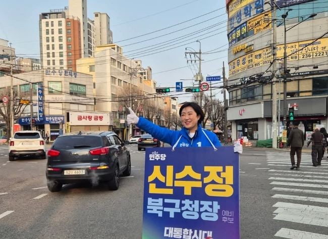 지난달 27일 신수정 후보가 말바우시장 사거리에서 아침인사를 하고 있다. ⓒ 신수정 후보 페이스북 켑쳐