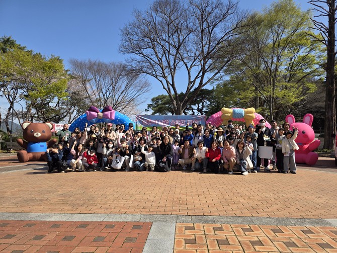 고성군가족센터가 남산공원에서 가족과 함께하는 '봄맞이 남산 스탬프 투어'를 진행하고 기념촬영을 하고 있다. ⓒ 고성군