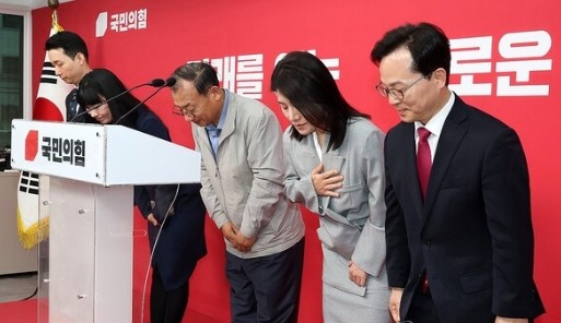 국민의힘 이정현 공천관리위원장이 31일 서울 영등포구 여의도 중앙당사에서 사퇴 의사를 밝힌 뒤 인사하고 있다. ⓒ 연합뉴스