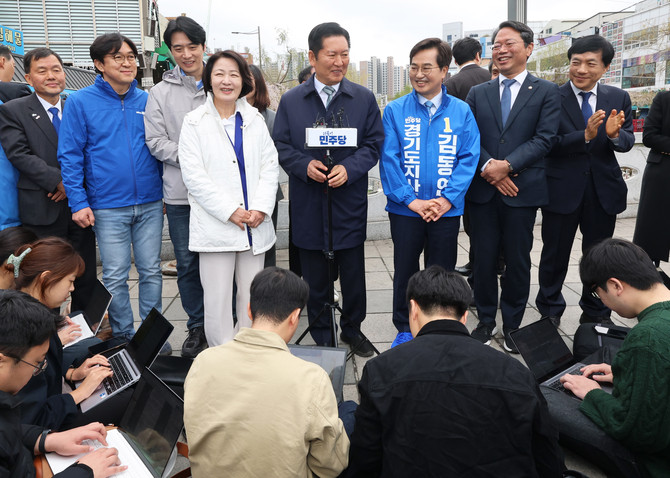 정청래 더불어민주당 대표를 비롯한 경기도지사 예비후보들이 6일 경기 수원시 못골시장을 방문했다. ⓒ 연합뉴스