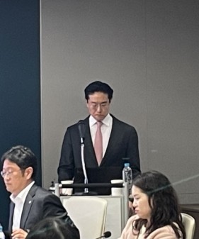 잇단 의혹 속 고개를 숙인 채 설명을 이어가고 있는 전인석 삼천당제약 대표. = 박선린 기자