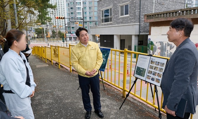 지난 6일 배방읍 일대를 찾아 청소년 자유공간과 배방초등학교 인근 통학로 개선 사업 현장을 잇따라 점검하고 있는 오세현 아산시장. ⓒ 아산시