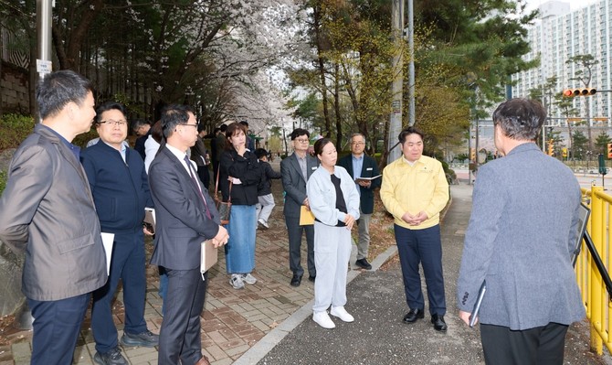 지난 6일 배방읍 일대를 찾아 청소년 자유공간과 배방초등학교 인근 통학로 개선 사업 현장을 잇따라 점검하고 있는 오세현 아산시장. ⓒ 아산시