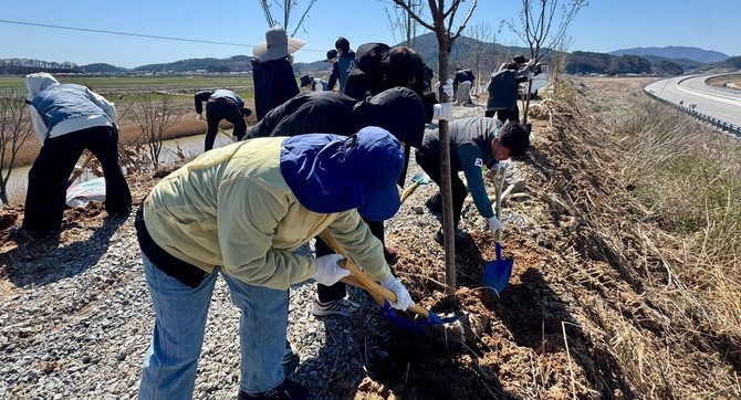 7일 새만금 지역의 특화경관 조성과 간척문화 보전을 위해 '그린트러스트' 구성원들과 함께 나무심기 행사를 개최하고 있다. 새만금개발청