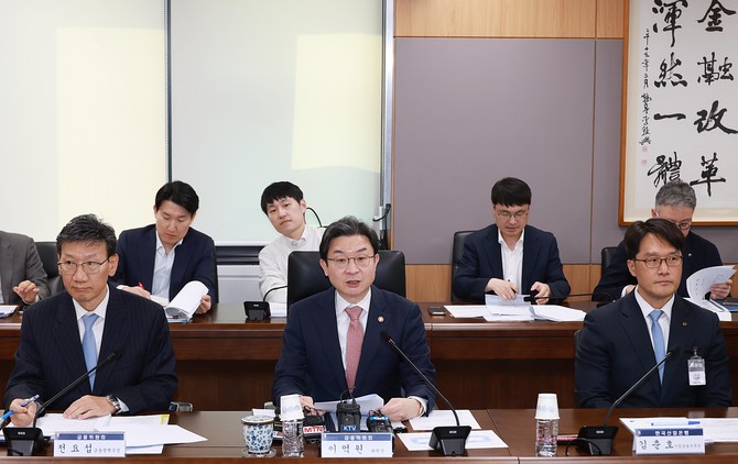 이억원 금융위원장(가운데)이 7일 오후 서울 종로구 정부서울청사에서 석유화학, 정유업계 및 정책·민간금융기관과 개최한 '중동상황 피해업종 산업-금융권 간담회'에서 원유 수급의 영향을 직접적으로 받는 석유화학 및 정유업계의 상황을 점검하고 현장애로를 청취하여 대응방향을 모색했다. ⓒ 금융위원회