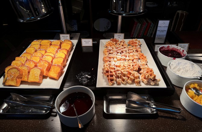 푸드 익스체인지에 마련된 프렌치 토스트와 와플 등. 취향에 따라 미국식 조식 메뉴를 즐길 수도 있다. = 이인영 기자