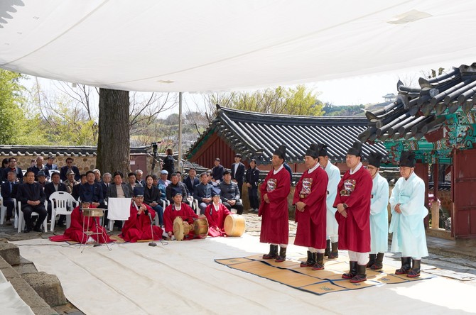 통영시가 이순신 장군의 호국정신을 계승하고 그 위훈을 기리기 위한 '2026 병오년 충무공 이순신 장군 춘계제향'을 통영충렬사에서 재단법인 통영충렬사 주관으로 제관과 일반시민, 관람객 등 80여 명이 참석한 가운데 엄숙히 봉행하고 있다. ⓒ 통영시