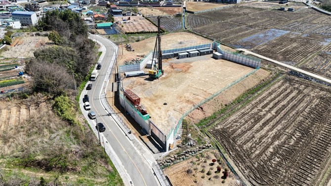 고성군이 지방소멸 위기 극복과 청년·근로자 등 경제활동 인구 유입을 위해 실시하는 '고성서외 고성형근로자 파일항타기 현장' 사진. ⓒ 고성군