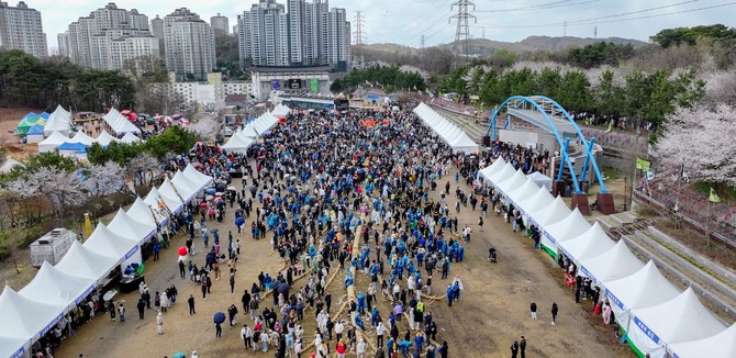 유네스코 유산 기반 4일간 대장정…드론쇼·K-POP·체험 결합 '참여형 축제' 진화