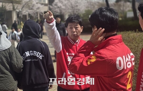 박정주 예비후보가 국민의힘 선거운동복을 입은 관계자와 거리에서 주민들과 대화를 나누며 지지를 호소하고 있다. ⓒ 프라임경제