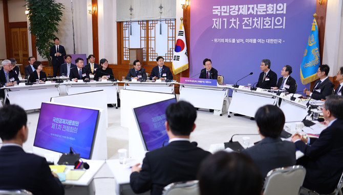 이 대통령은 국민경제자문회의 제1차 전체회의를 주재하는 자리에서 중동 전쟁 위기 극복에 대해 언급했다. ⓒ 연합뉴스