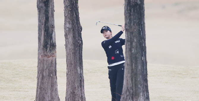 최예림이 'iM 금융오픈' 1라운드 18번홀에서 드러블샷을 하고 있다. ⓒ KLPGA