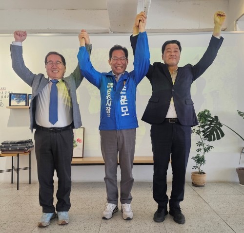 손훈모 예비후보(가운데)가 결선 진출을 확정하고 허석 후보(왼쪽), 서동욱 후보와 손을 들어 화답하고 있다. ⓒ 손훈모 후보 사무실