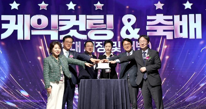 조원휘 의장이 13일 대전여성기업협회 창립 기념식에서 협회 출범 축하 기념촬영을 하고 있다. ⓒ 의회사무국