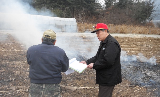 산불감시원이 소각행위를 단속하고 있다. ⓒ 산림청