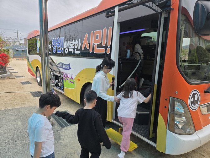 창원시가 관내 초등학교 및 유치원 어린이들을 대상으로 '2026년 찾아가는 어린이 안전교실'을 열어 버스 올바른 승하차 방법 교육을 하고 있다. ⓒ 창원시