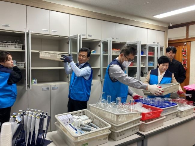 포항교육지원청 학교지원센터는 지난14일부터 두호고등학교의 과학실 현장 관리 지원을 시작했다. ⓒ 포항교육지원청