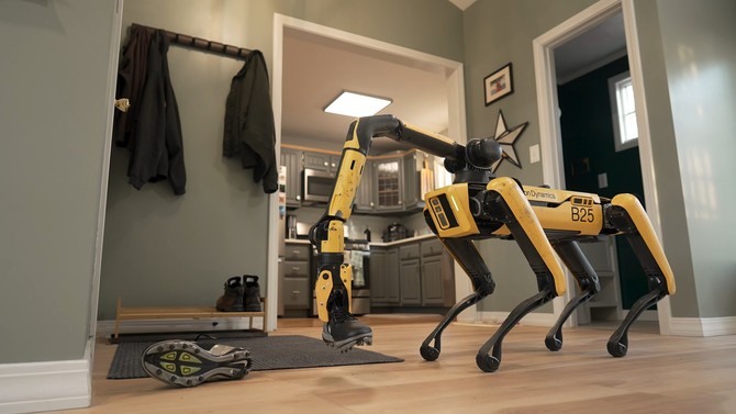 스팟이 바닥에 널브러진 신발을 집는 장면. ⓒ 현대자동차그룹