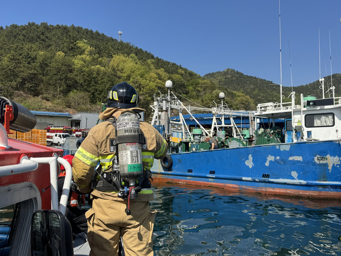 통영해양경찰서가 통영시 도산면 분지포항 내 계류중이던 어선 A호(66톤, 통영선적, 기선선인망)에서 화재가 발생했다는 신고를 접수하고 긴급대응하고 있다. ⓒ 통영시