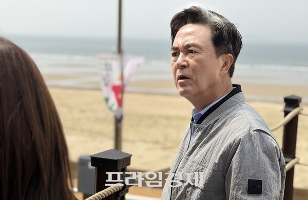 김태흠 충남지사가 지난 6일 태안군 꽃지해수욕장 인근 행사장에서 태안국제원예치유박람회 준비 상황을 점검하고 있다. ⓒ 프라임경제