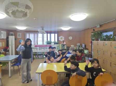 합천군가족센터가 결혼이민자가 지역사회 다문화 활동가로 참여하는 '찾아가는 결혼이민자 다이음사업'을 운영하고 있는 사진. ⓒ 합천군