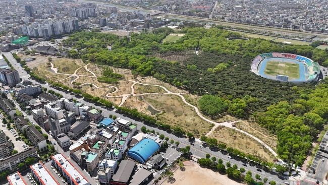 황성공원 북측 일대에 조성된 도시바람길숲 1단계 구간 전경. 산책로와 잔디광장, 수변공간 등이 어우러진 도심 녹지축이 형성된 모습. ⓒ 경주시