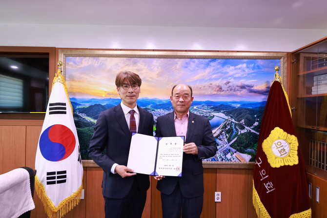 정봉훈 합천군의회 의장이 지방자치인재개발원 박순종 교수를 합천군의회 입법고문으로 위촉하고 기념촬영을 하고 있다. ⓒ 합천군 의회