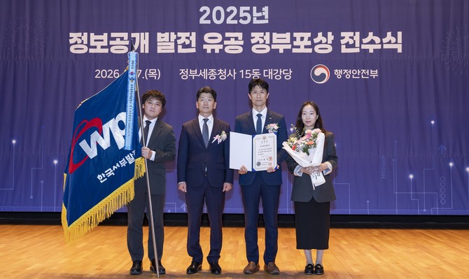 정기웅 서부발전 홍보실장(오른쪽 두 번째)과 이병철 행정안전부 참여혁신조직실장 직무대리(왼쪽 두 번째) 등 관계자들이 기념촬영을 하고 있다. ⓒ 서부발전