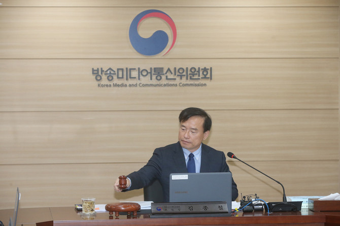 김종철 방송미디어통신위원장이 8일 정부과천청사에서 '2026년 제7차 전체회의'를 열고 있다. ⓒ 방송미디어통신위원회