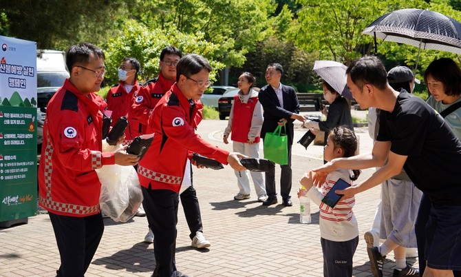박은식 산림청장(왼쪽 두번째)이 10일 대전광역시 대청호 로하스공원에서 나들이를 나온 시민들을 대상으로 산불예방 캠페인을 실시하고 있다. ⓒ 산림청