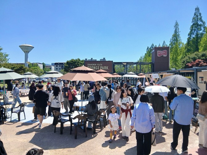 창원시가 '가로수길 테이크아웃 푸드 페스타' 행사를 진행하고 있는 사진. ⓒ 창원시