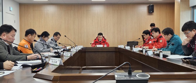 합천군이 산사태·산불 예방 강화, 산림경영·관광으로 지역 활력을 확대하고 재난·관광·경제를 동시에 잡기 위한 유관회의를 하고 있다. ⓒ 합천군