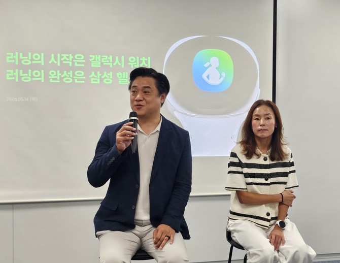 14일 진행된 미디어 브리핑에서 질의응답 하는 최준일 삼성전자 MX사업부 디지털헬스팀 상무와 前 국가대표 마라토너 권은주 감독. = 박지혜 기자