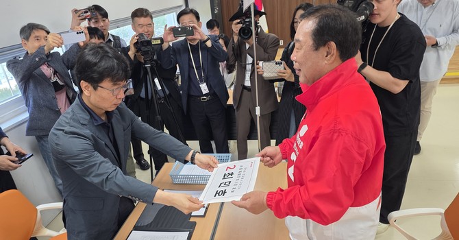 최민호 후보는 이날 오전 9시20분 보람동 세종시선거관리위원회를 찾아 후보 등록 절차를 완료했다. ⓒ 선거캠프