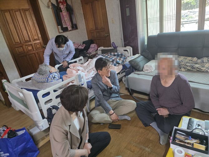 합천군보건소가 거동이 불편한 장기요양 대상자의 의료 접근성 향상과 지역사회 통합돌봄 강화를 위해 운영 중인 '장기요양 재택의료센터 시범사업'의 운영 현황을 점검하고 있다. ⓒ 합천군