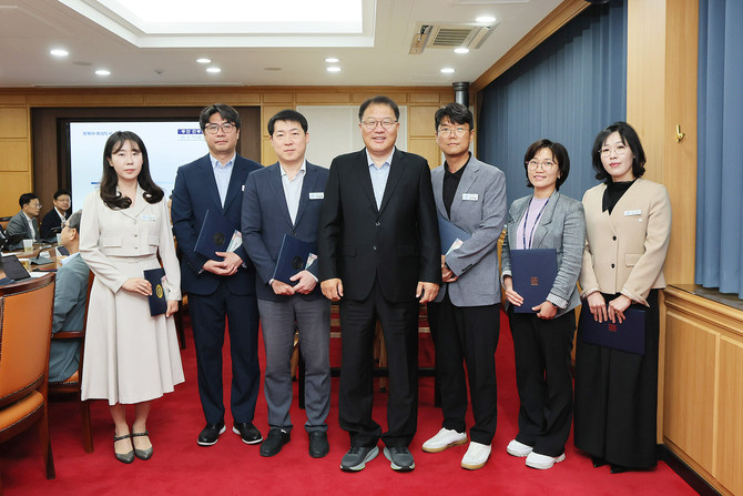 창원시가 시청 시정회의실에서 4월 '이달의 우수공무원 표창 수여식'을 열고 기념촬영을 하고 있다. ⓒ 창원시