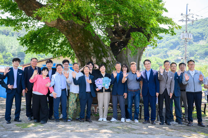송미령 농림축산식품부 장관이 남해군을 방문해 '농어촌기본소득 시범 사업' 시행에 따라 지역사회에서 조성되고 있는 공동체 활성화 움직임을 점검하고 장충남 남해군수, 경남도 농업정책과장을 비롯한 참석한 주민들과 기념촬영을 하고 있다. ⓒ 남해군